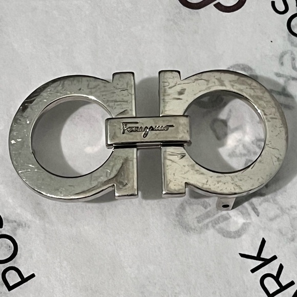 SALVATORE FERRAGAMO AUTHENTIC MEN USED & BROKEN SILVER METAL BELT BUCKLE.